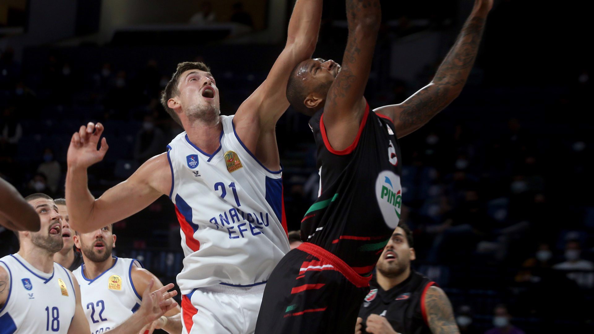 Anadolu Efes'ten 3'te 3