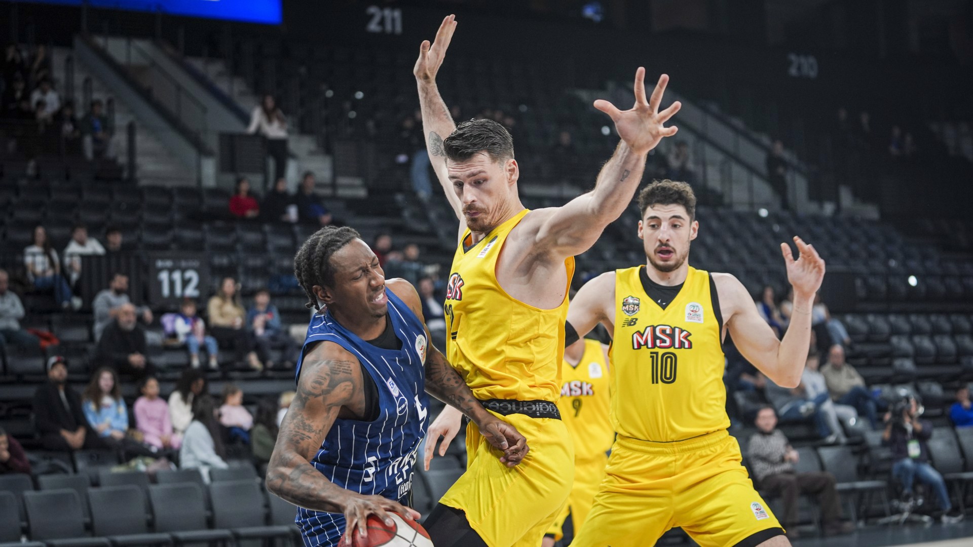 Anadolu Efes evinde kazandı