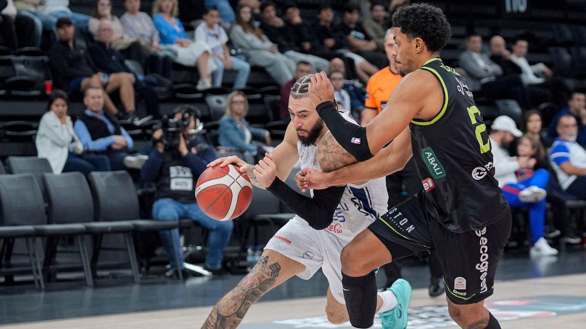 Anadolu Efes evinde galip