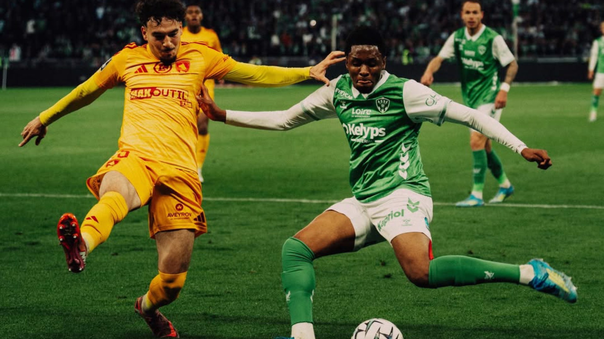 Saint-Étienne bat Rodez aux tirs au but et poursuit son rêve de montée en Ligue 1