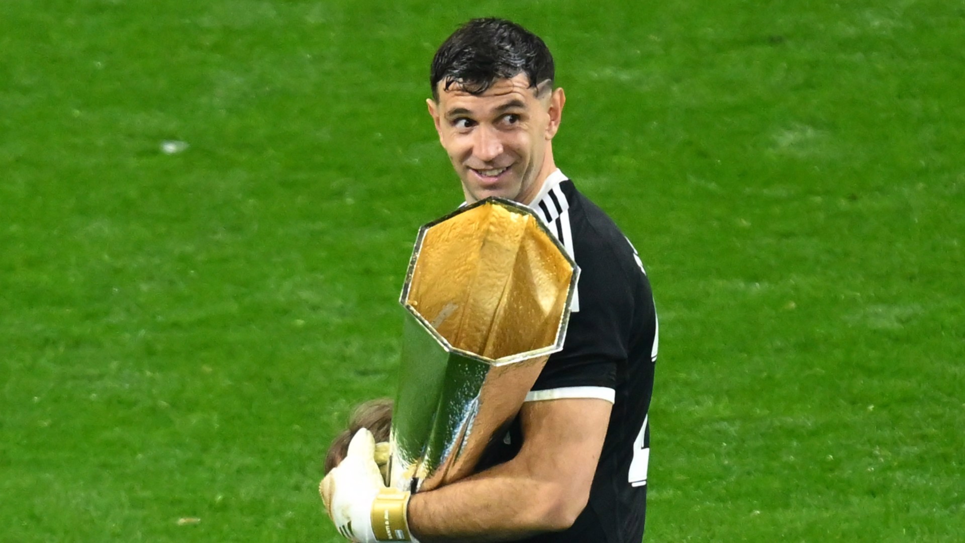 Martinez finalde kırık parmakla oynadı
