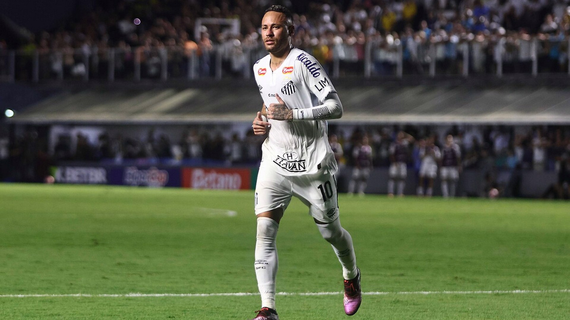 Neymar, taraftara kulaklarını tıkadı