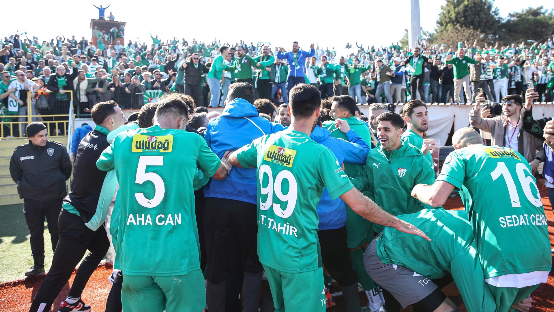 Bursaspor, 2. Lig'e yükselmeyi garantiledi | Mackolik.com