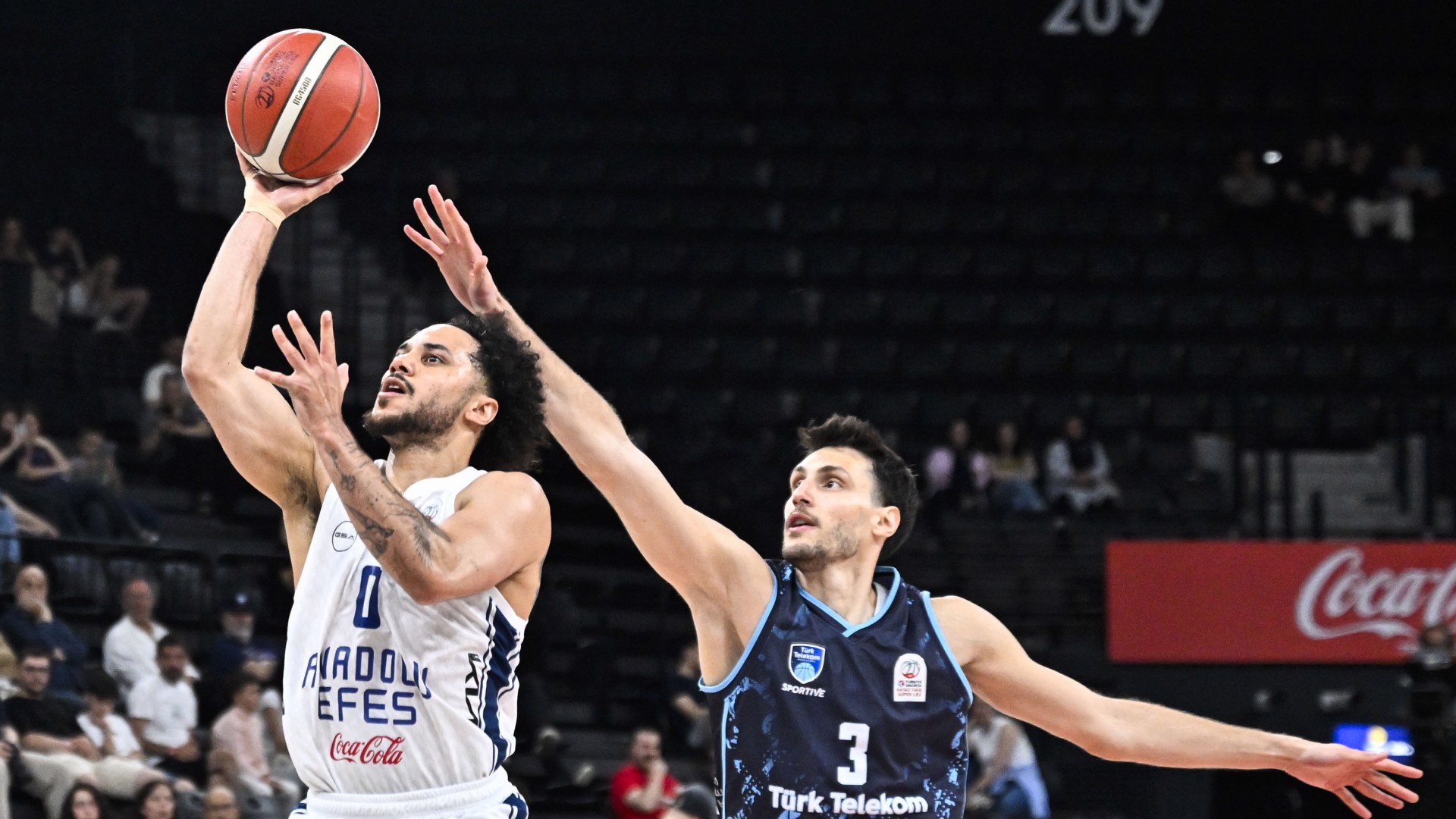 Anadolu Efes seride avantajı aldı