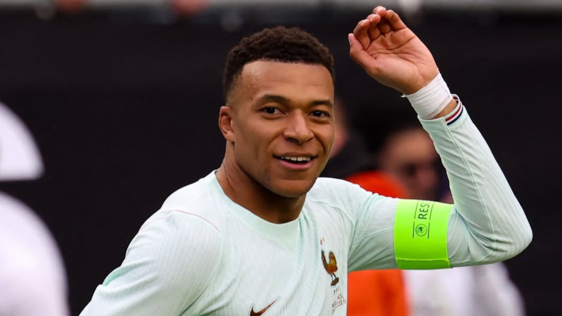Réduits à 10, les Bleus dominent le Brésil