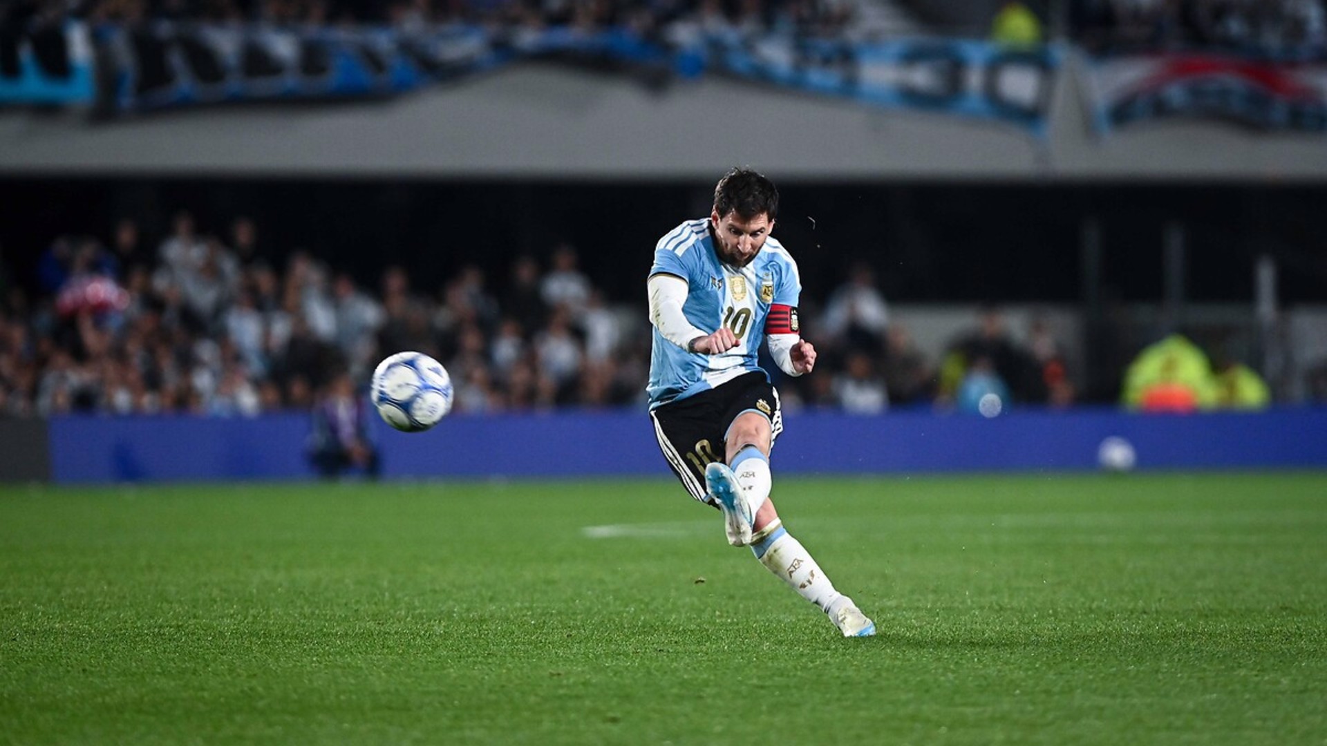 Cristiano Ronaldo pays tribute to Lionel Messi following international retirement