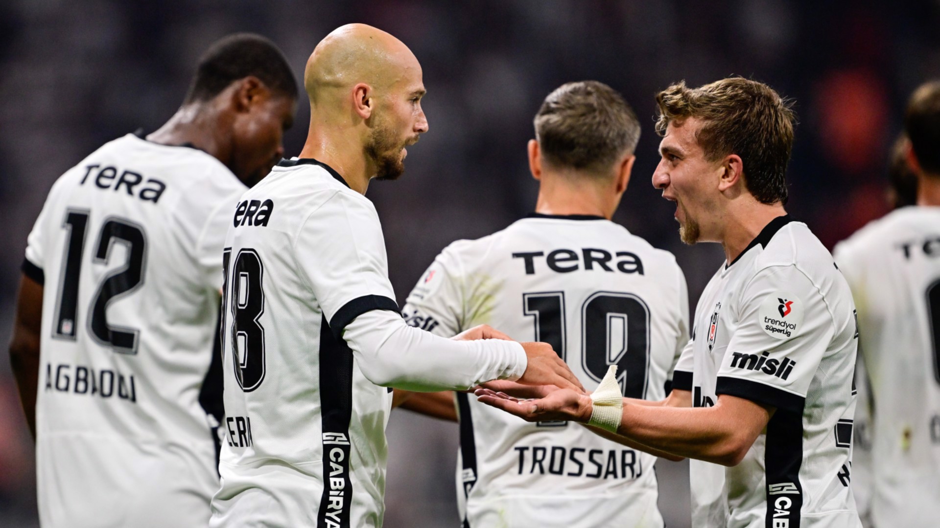 Beşiktaş lige galibiyetle başladı