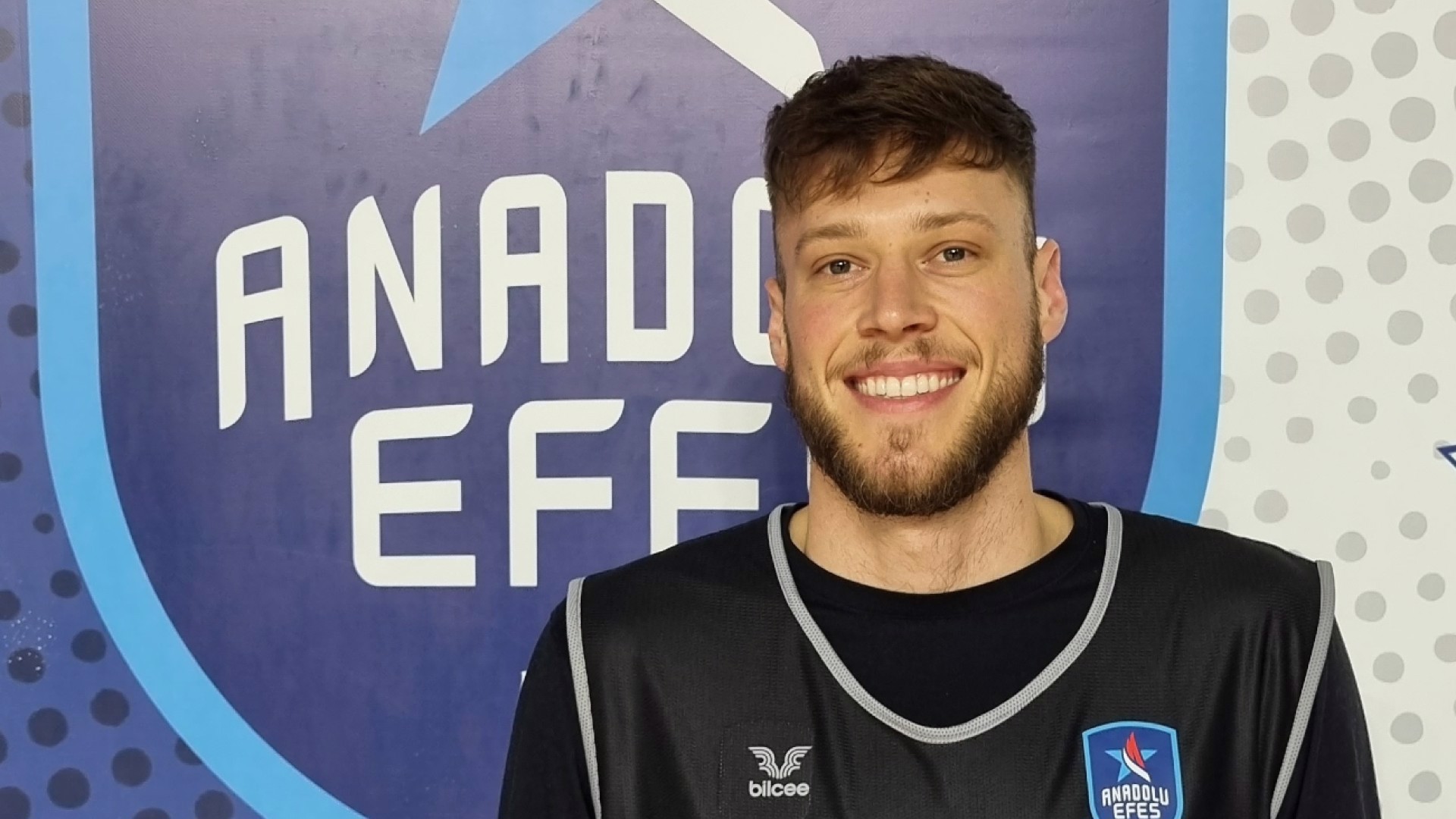 A.Efes, Mike Daum'u kadrosuna kattı