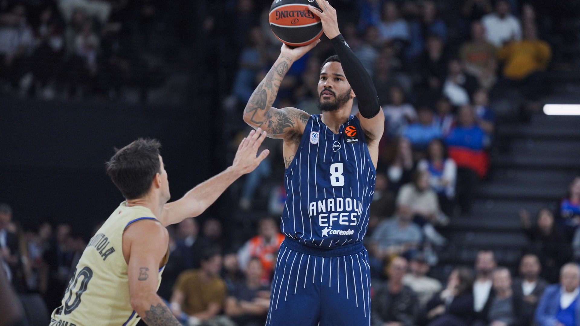 13 sayı geri düşen A.Efes, Barça'yı yıktı