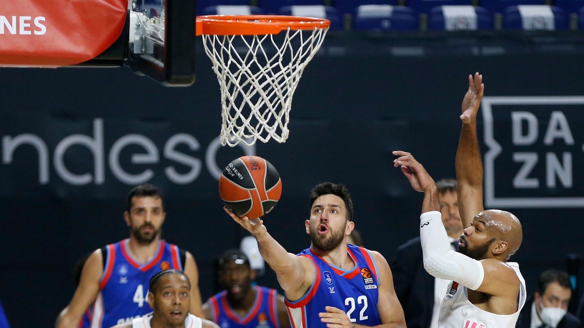A. Efes, Madrid deplasmanında