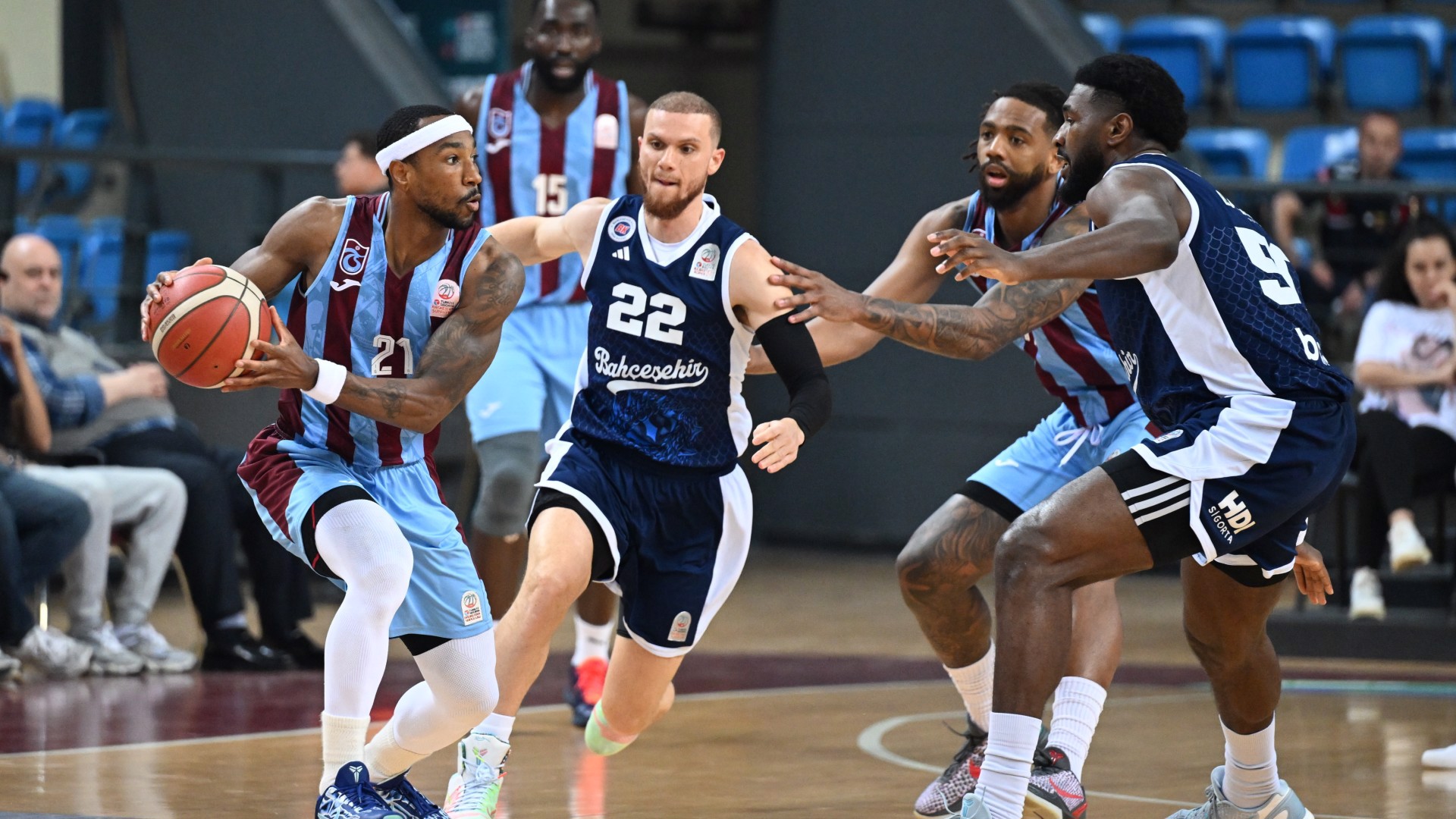 Bahçeşehir, Trabzonspor'u geçti