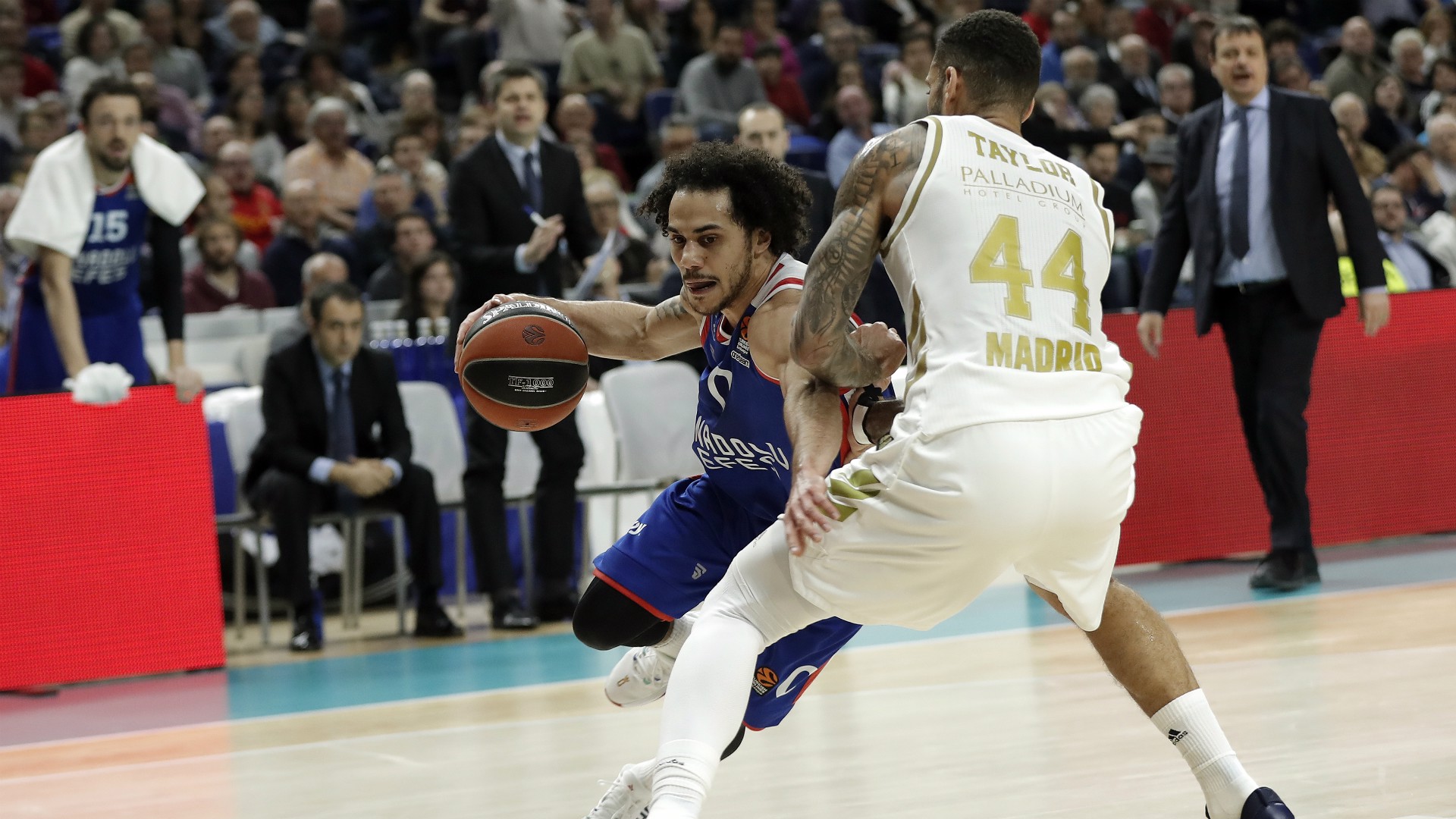 Anadolu Efes, Real Madrid'i deplasmanda devirdi
