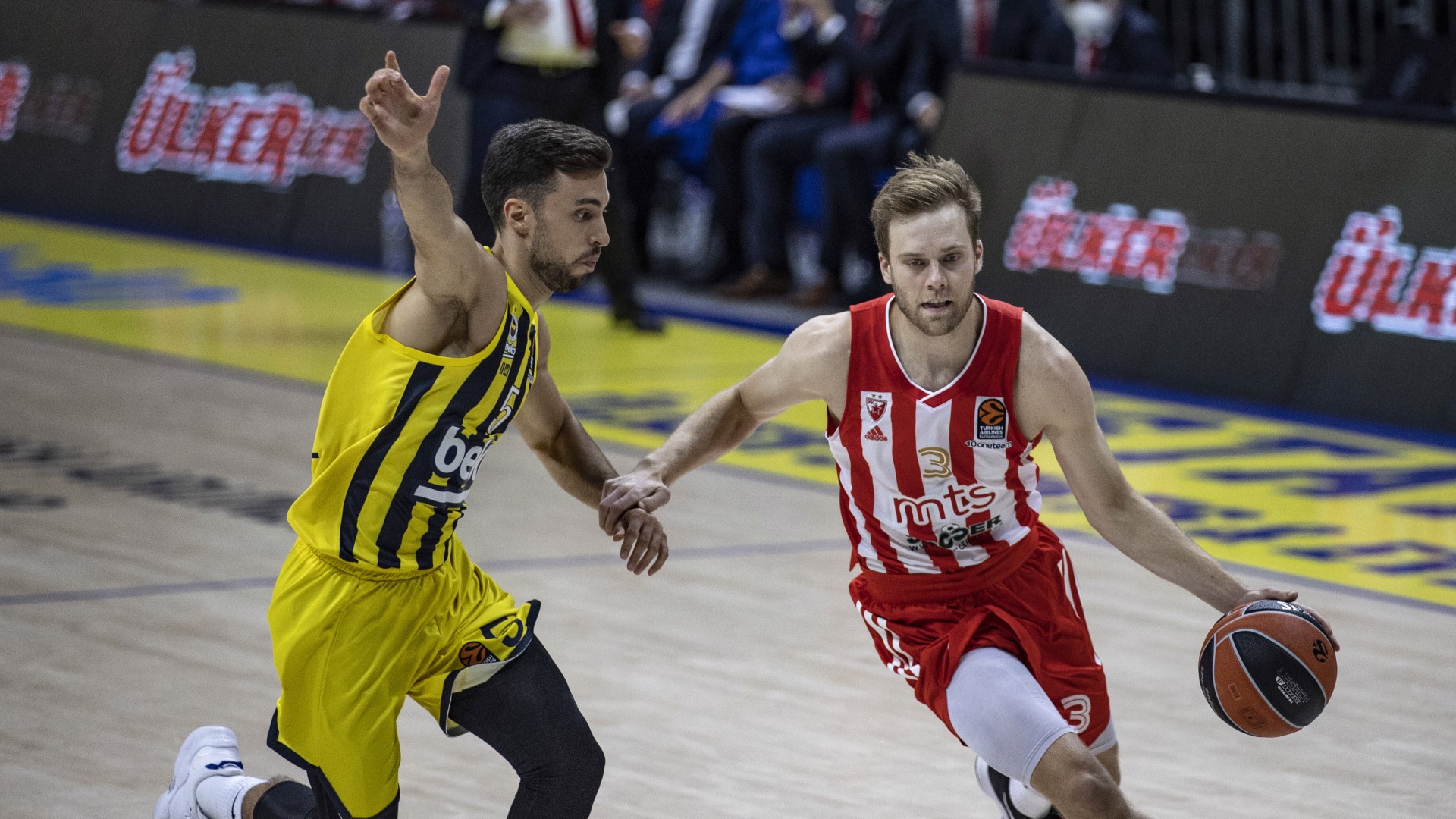 Fenerbahçe galibiyetle başladı