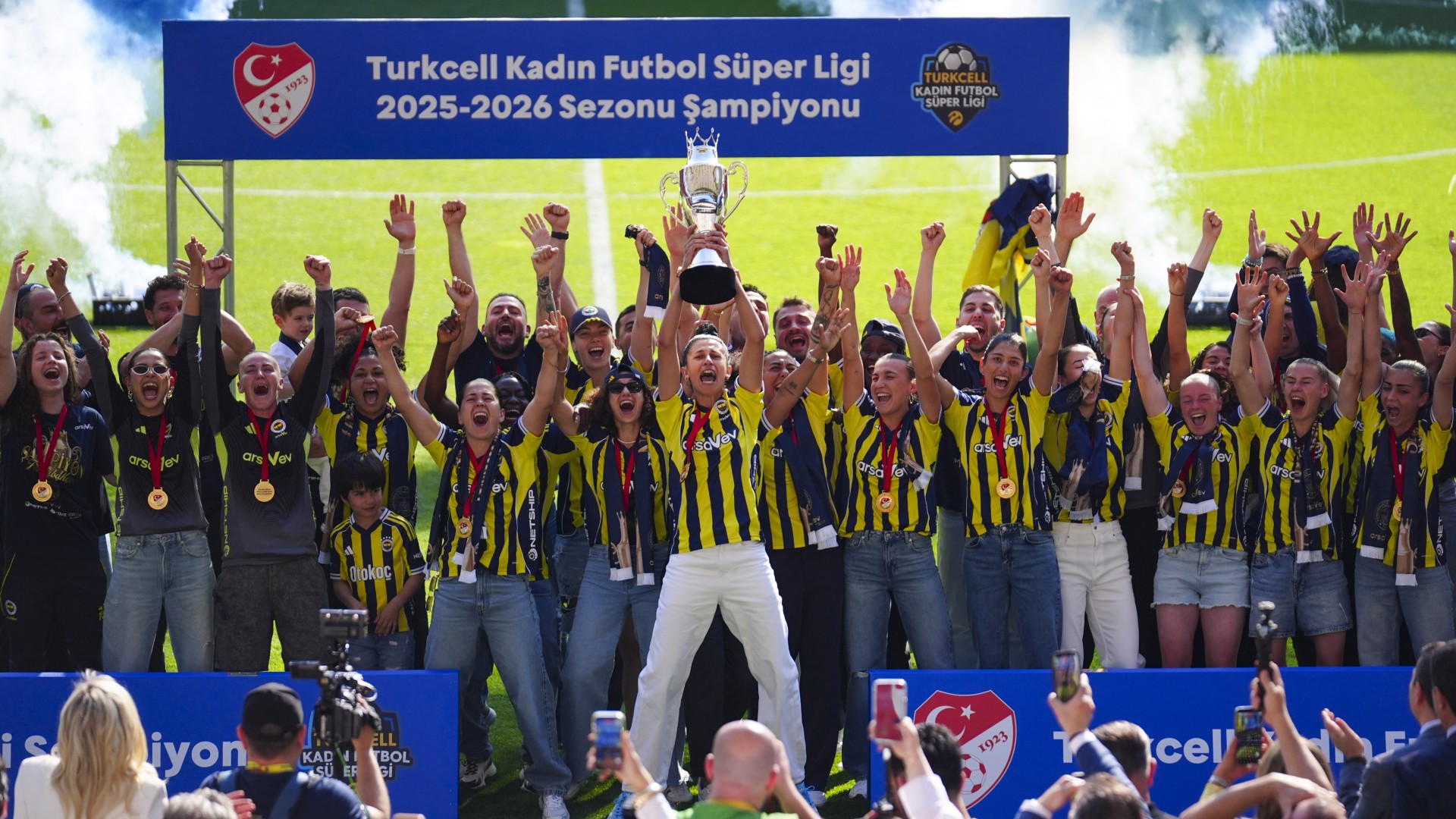 Fenerbahçe şampiyonluk kupasını aldı