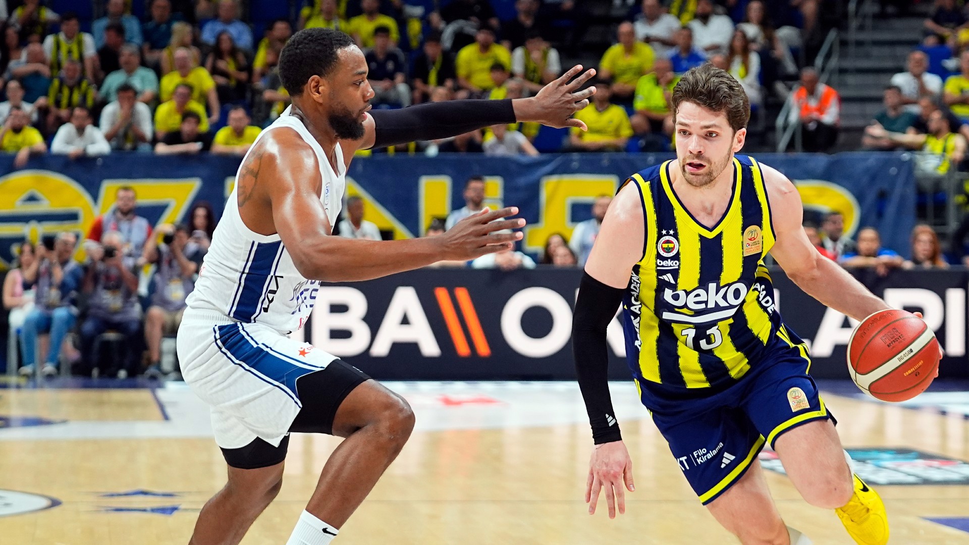 Fenerbahçe Beko seride öne geçti