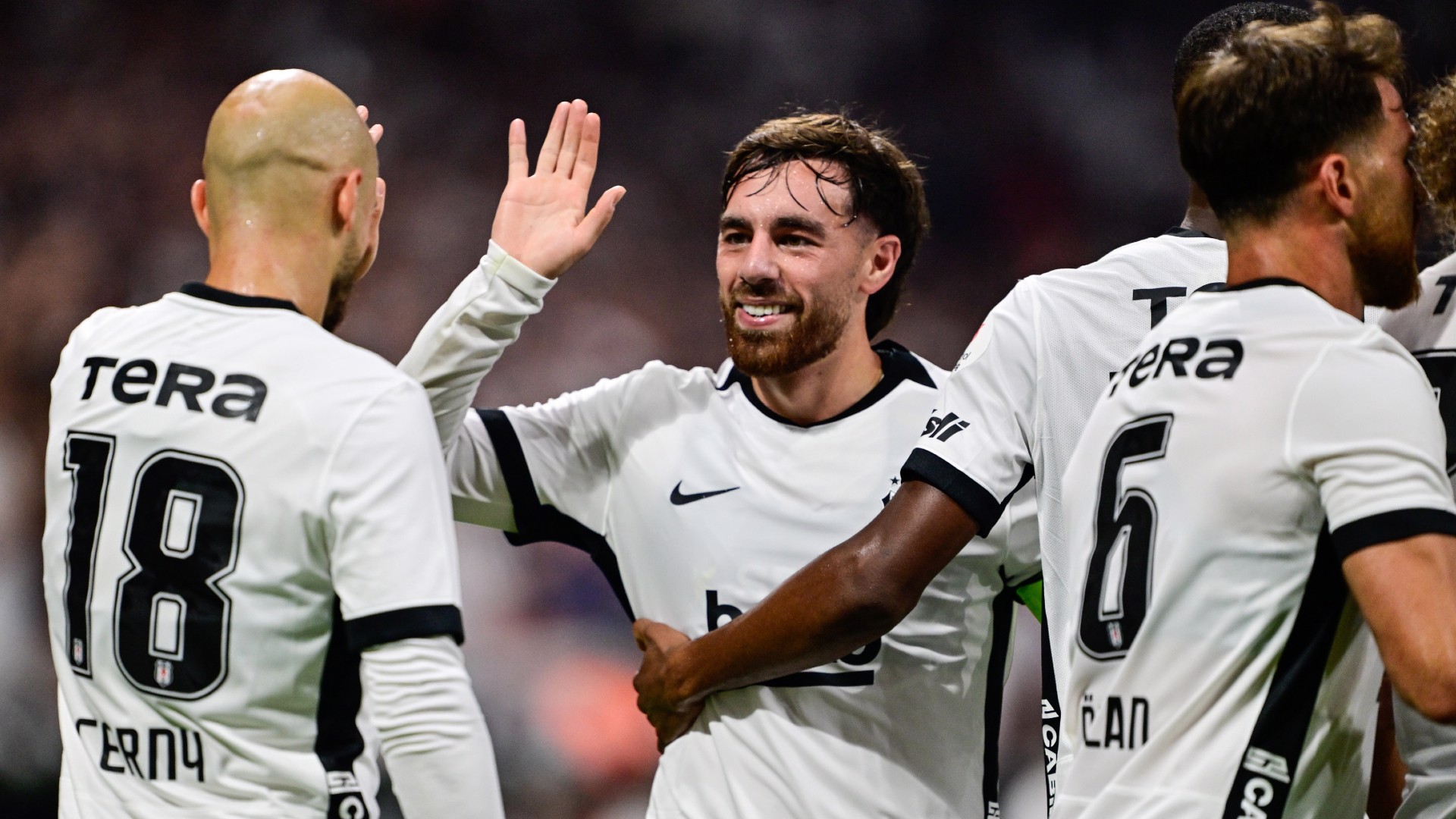 Yazarların Beşiktaş yorumları