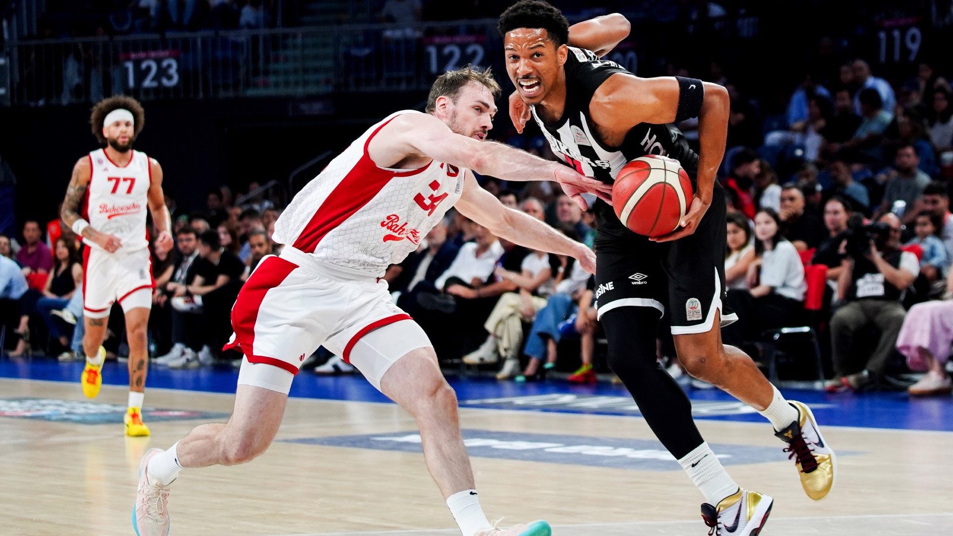 Beşiktaş seriyi son maça taşıdı