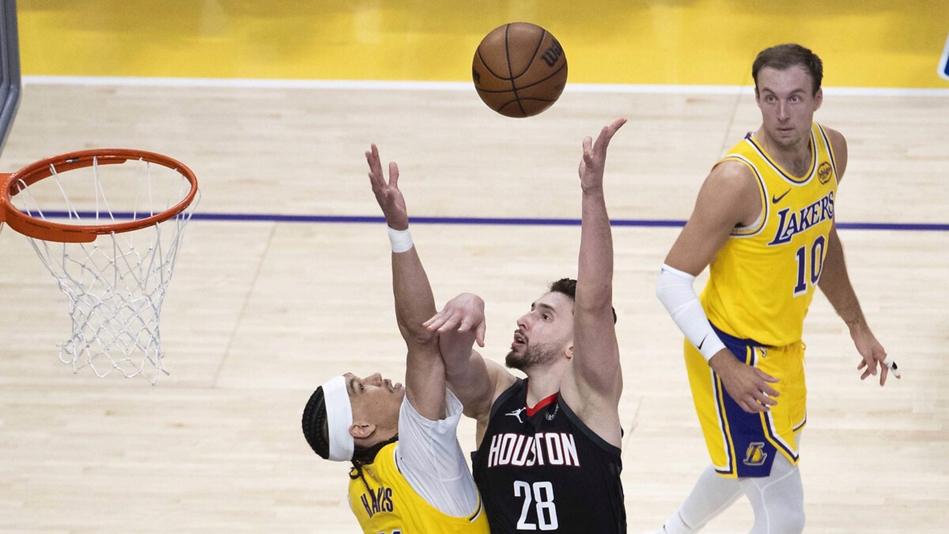 Lakers seride öne geçti