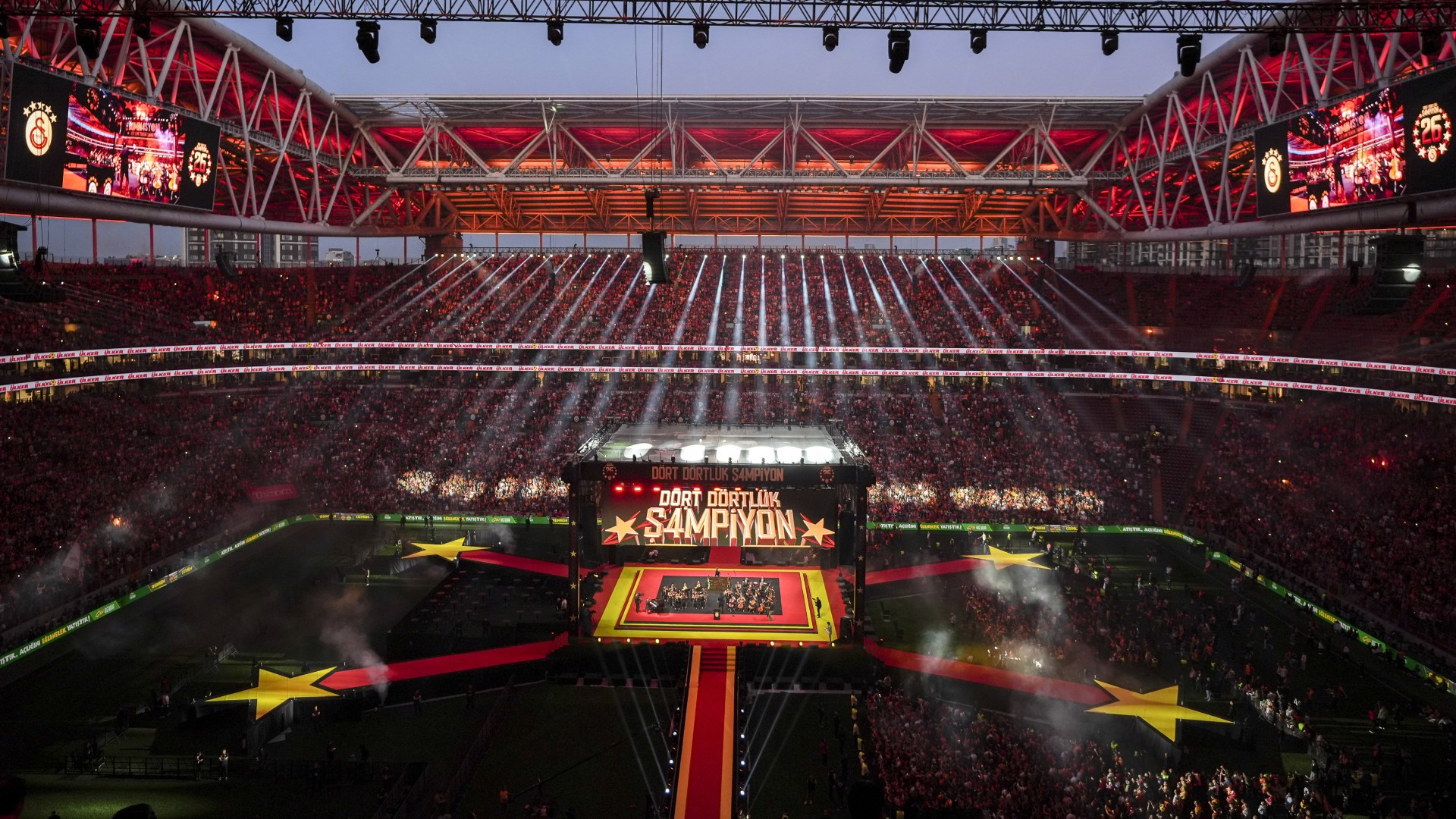 Galatasaray, şampiyonluğunu kutluyor