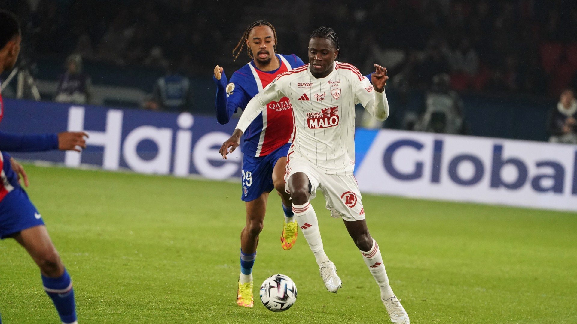 Paris s’impose aux forceps contre Brest et se rapproche du titre