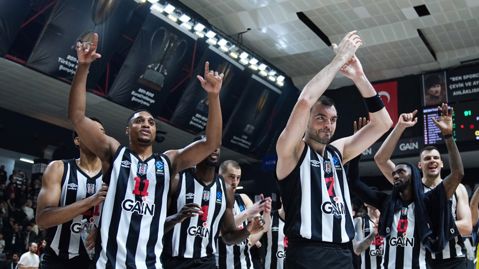 Beşiktaş, final serisinde parkede