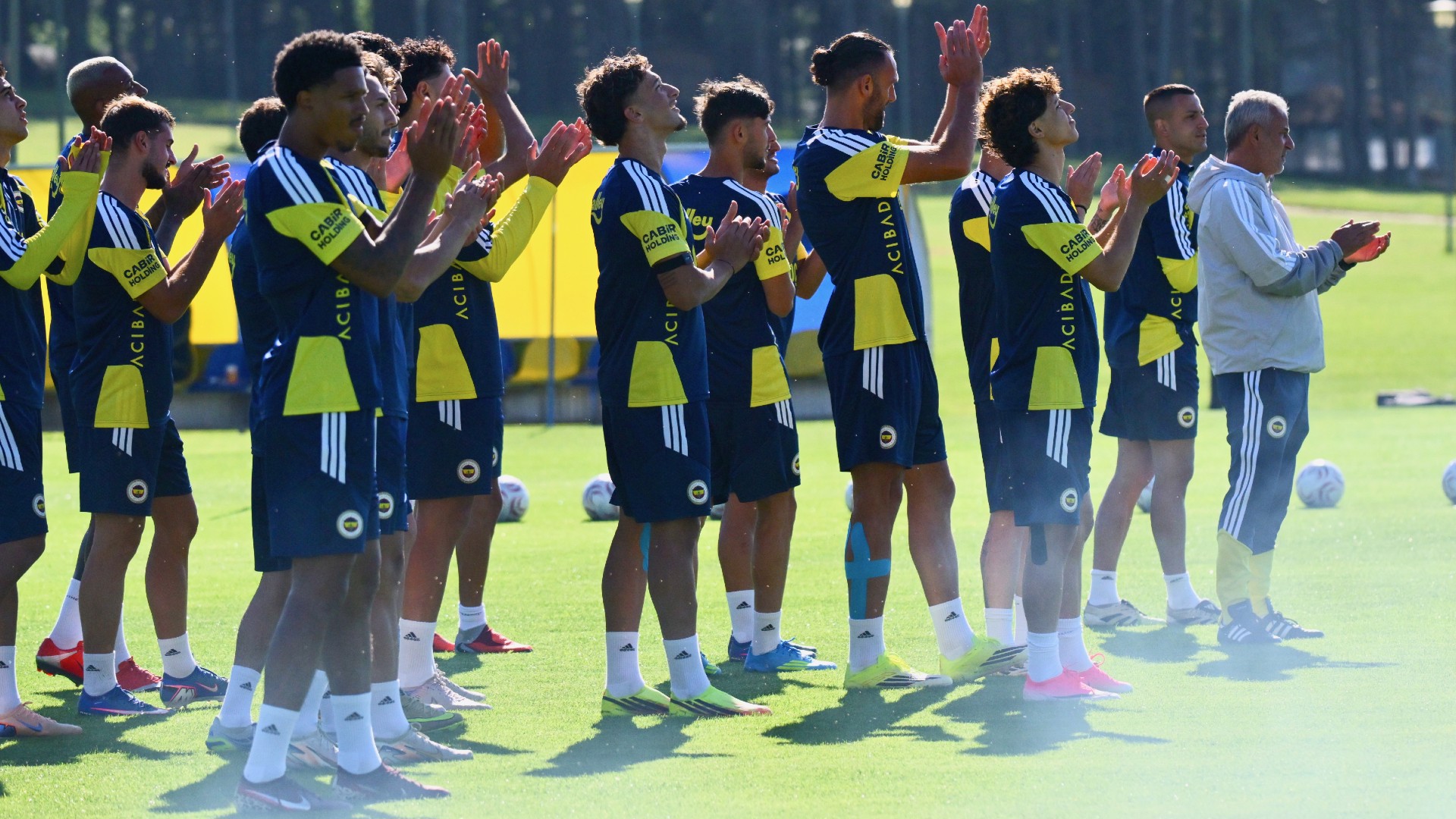Fenerbahçe, çalışmalarını sürdürdü
