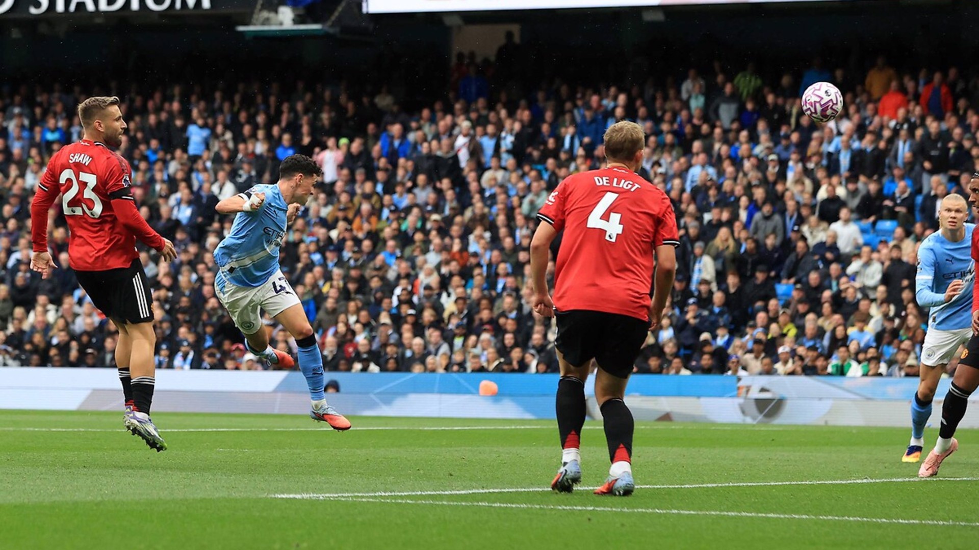 Derbinin galibi Manchester City