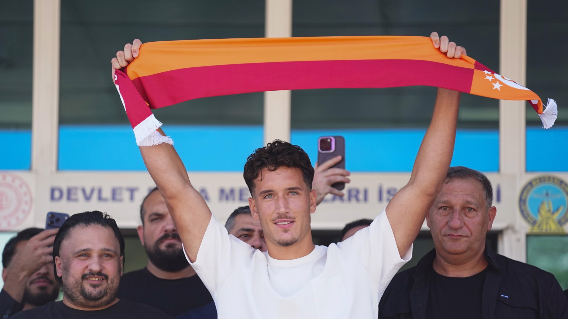 Deniz Gül, Galatasaray için İstanbul'da