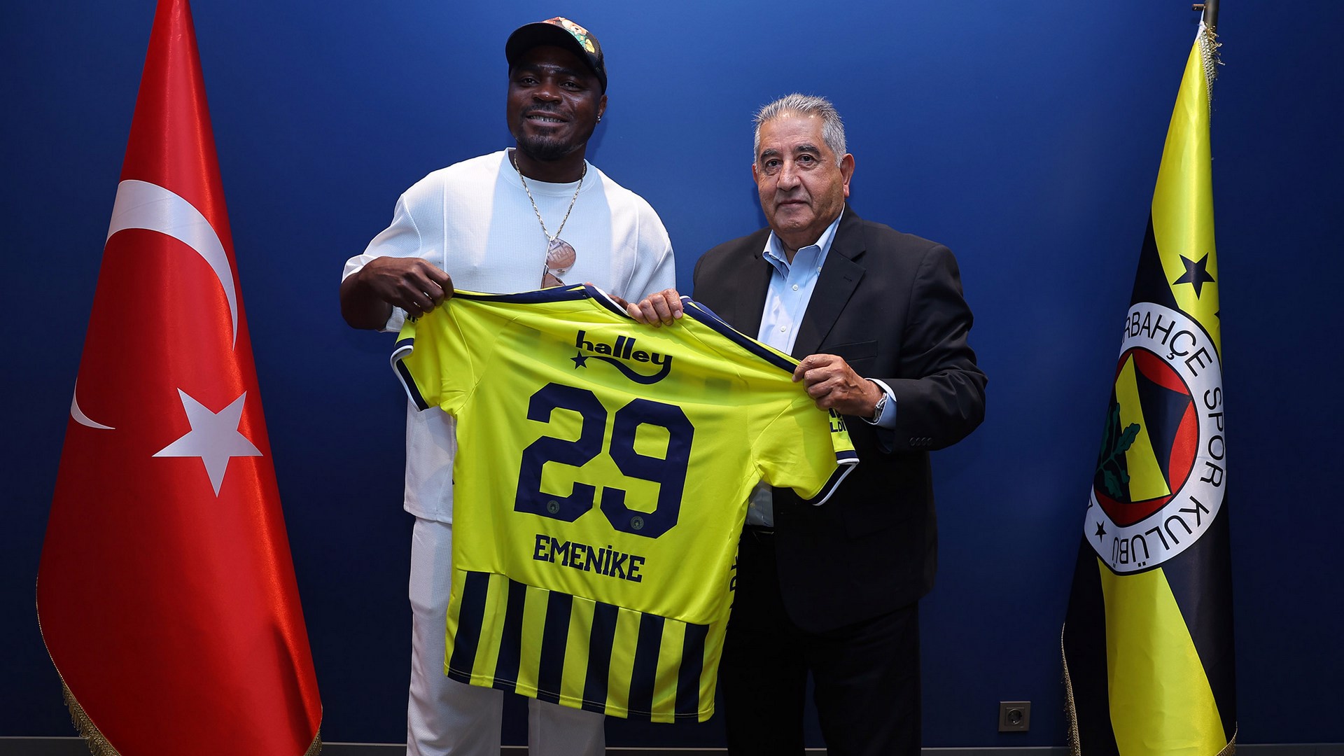 Emenike, F.Bahçe'yi ziyaret etti