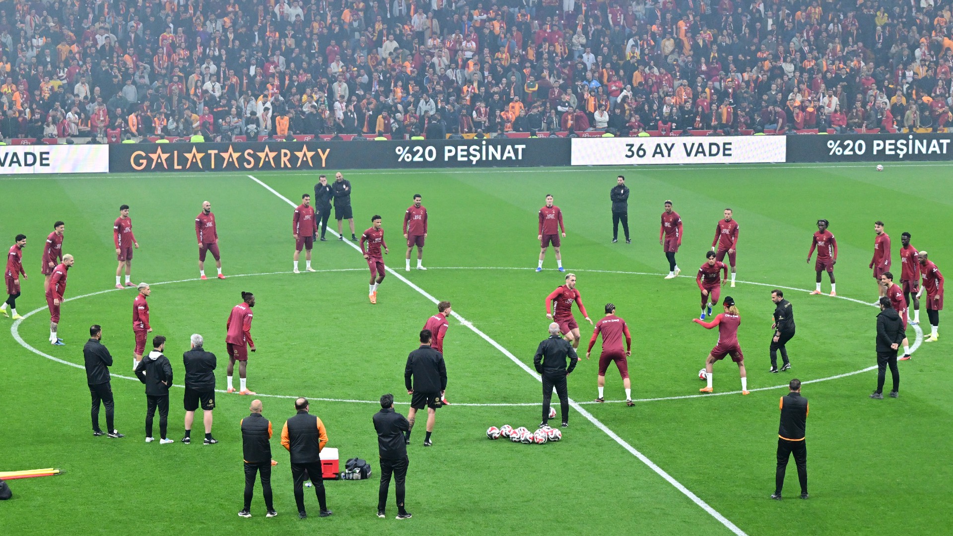 Galatasaray, taraftarı önünde çalıştı