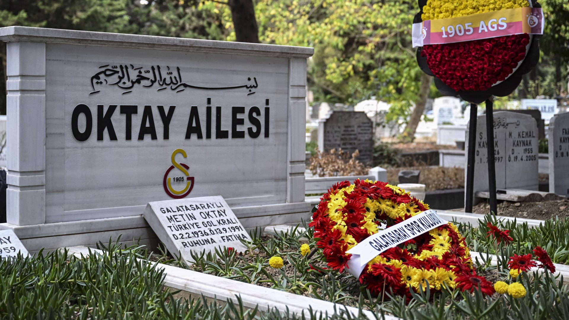 Metin Oktay, kabri başında anıldı