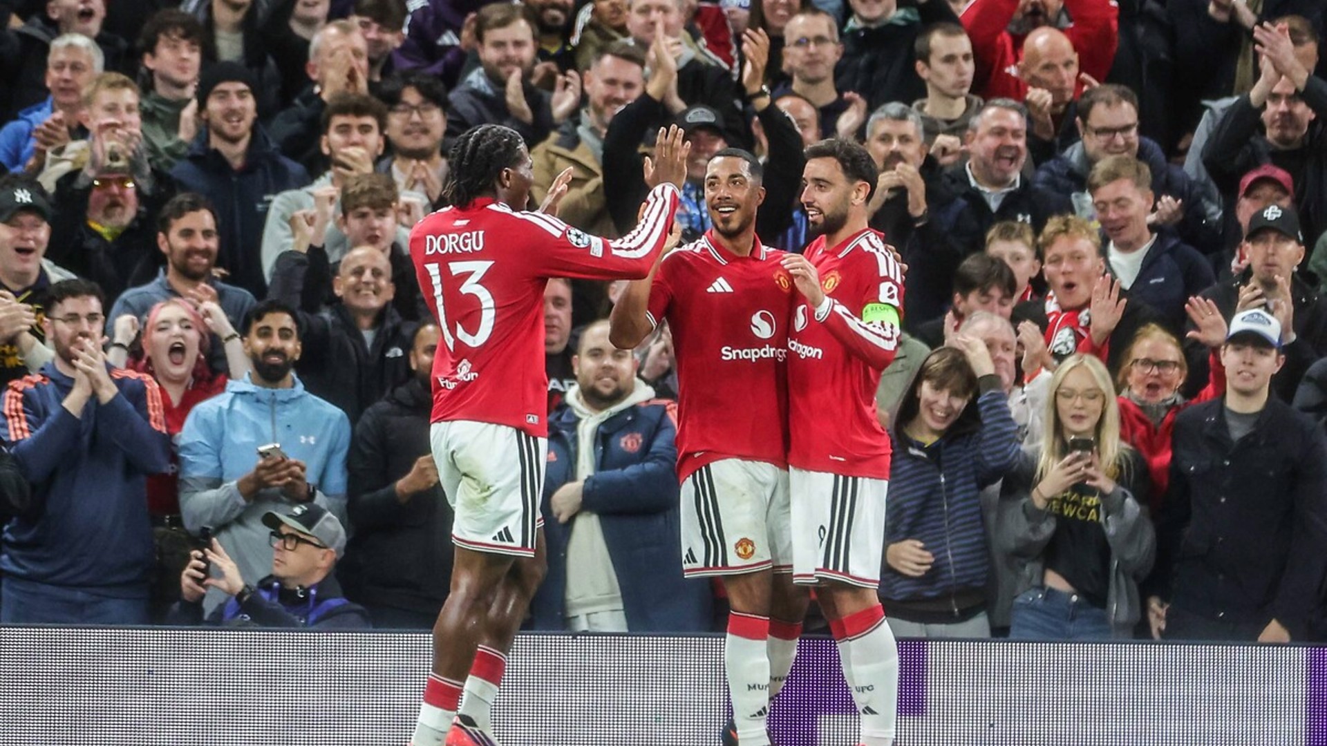 Manchester United, 4 golle kazandı