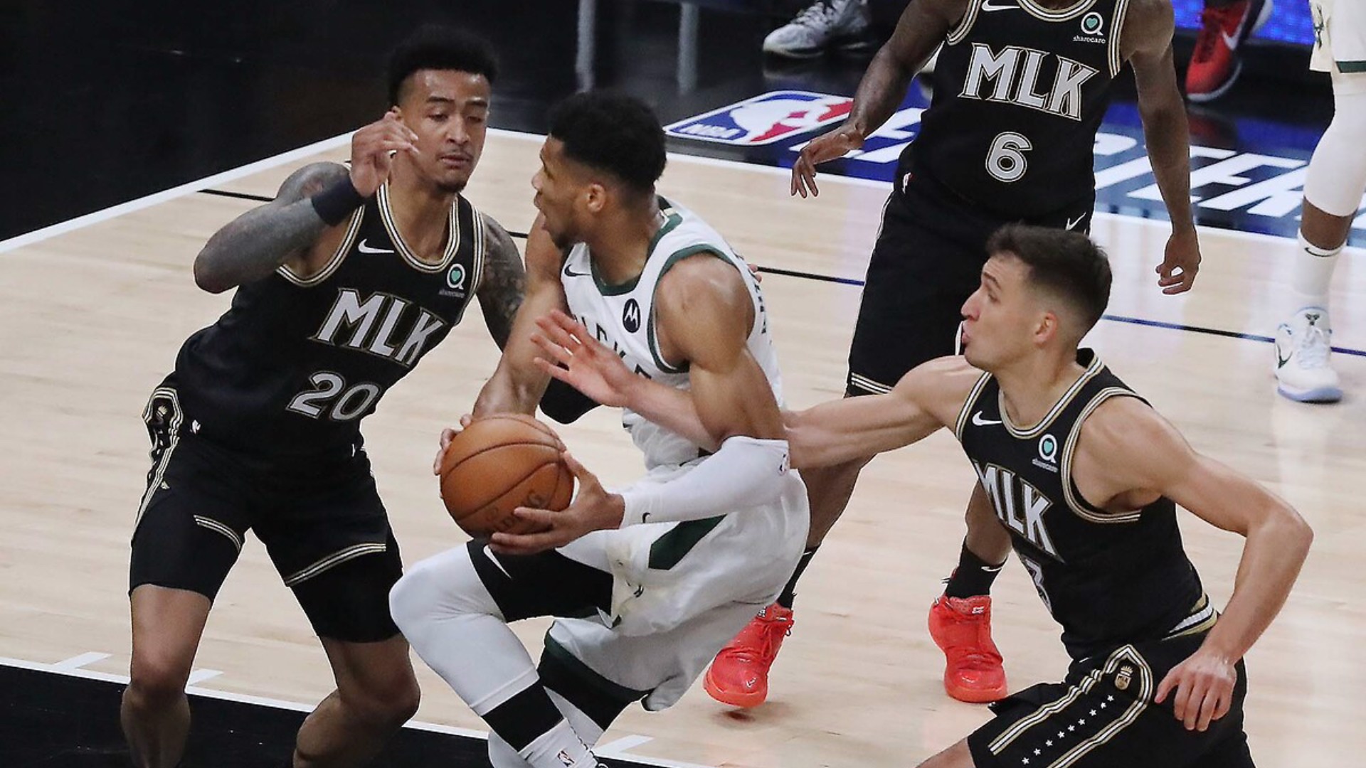 Hawks eşitliği yakaladı