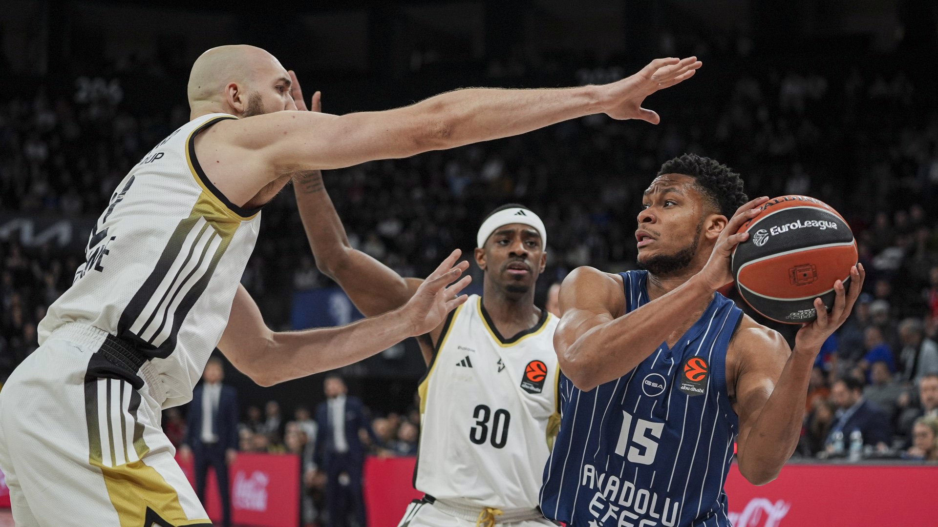 Anadolu Efes evinde mağlup