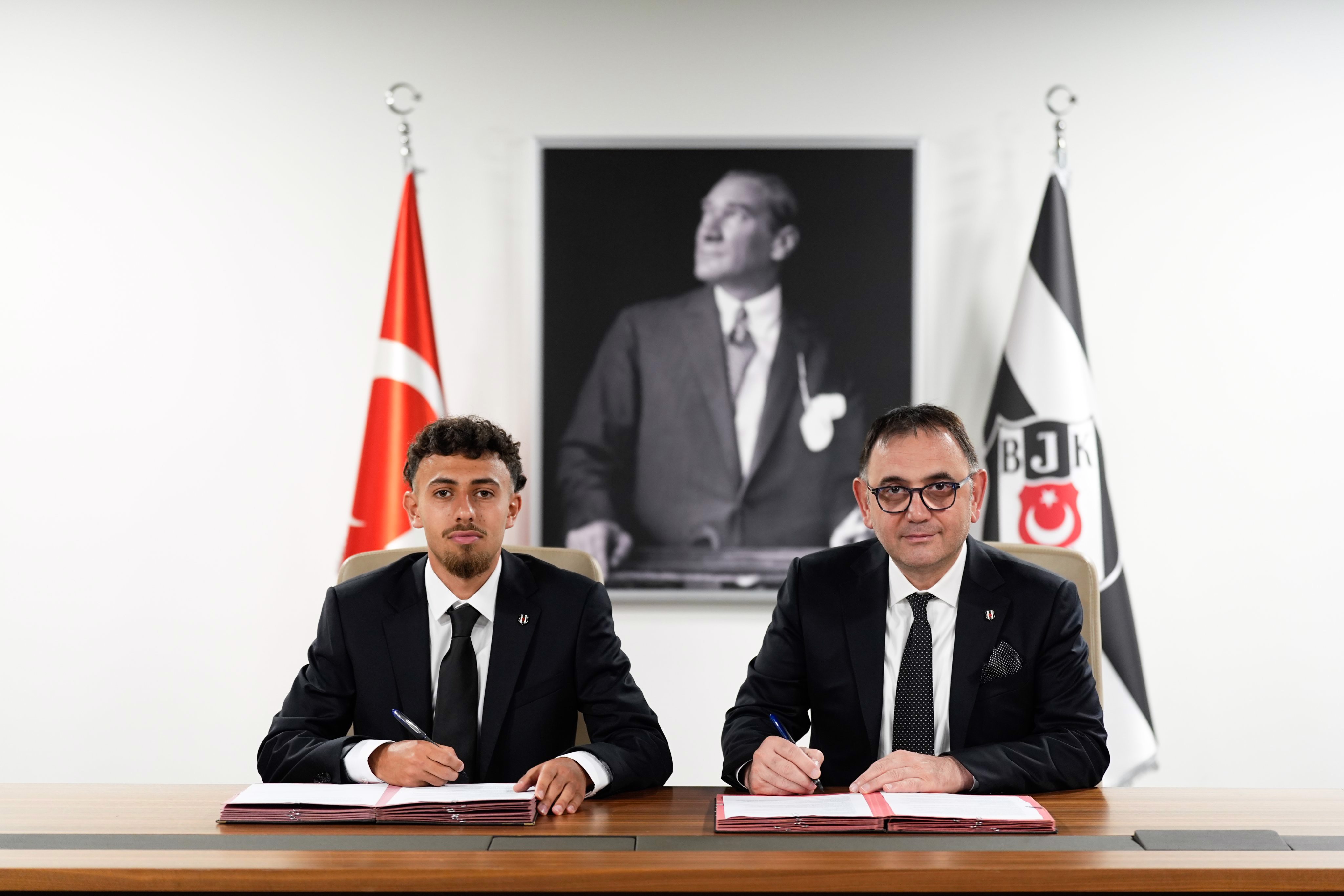 İlhan Fakılı'ya 4 yıllık imza