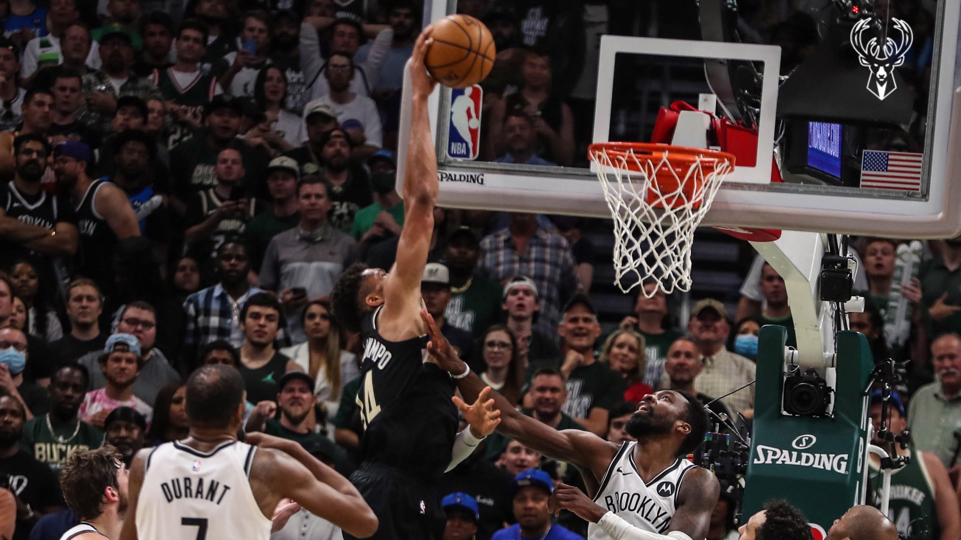 Bucks seriyi son maça taşıdı