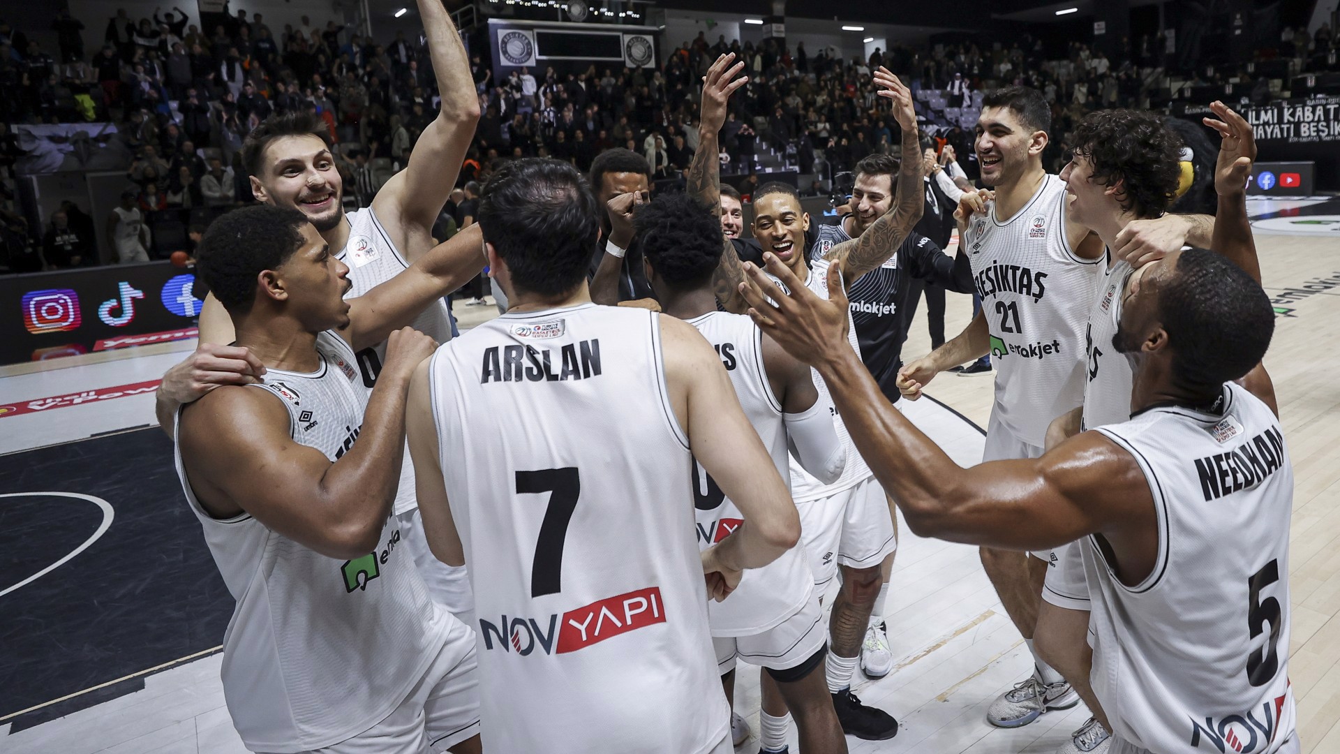 Beşiktaş Emlakjet, A.Efes'i devirdi