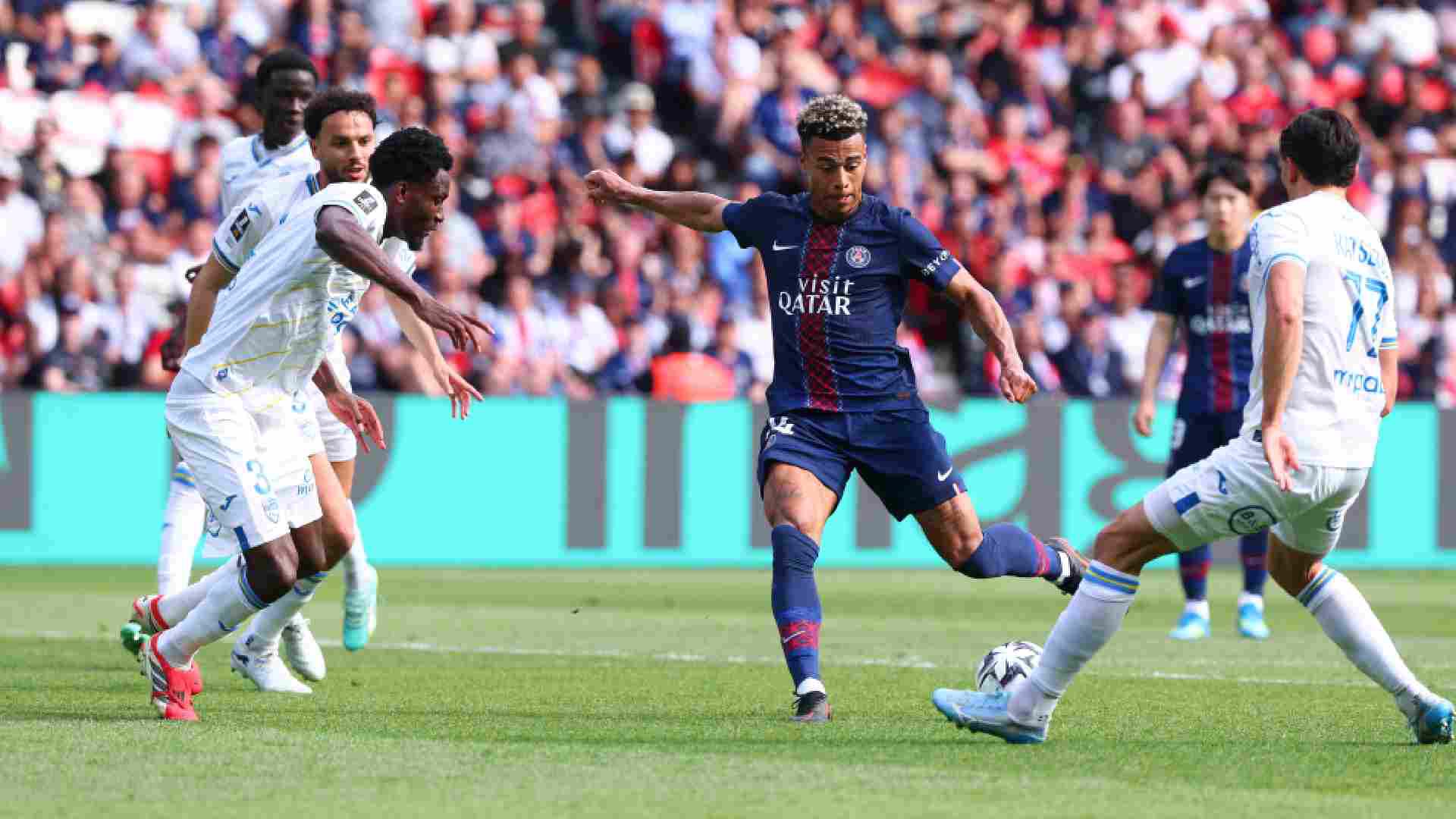Paris se contente du nul contre Lorient et fait durer le suspense
