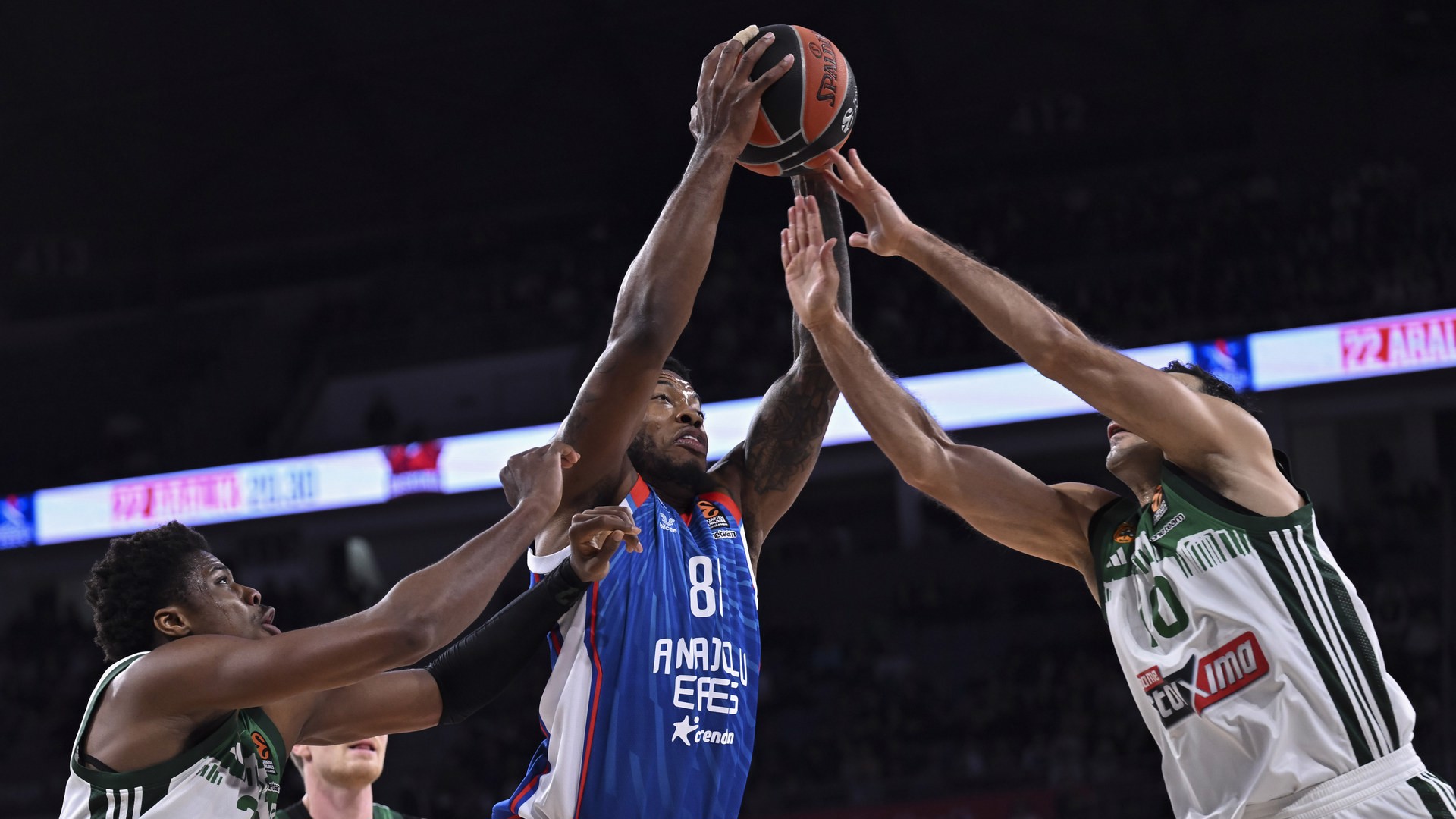 A.Efes, Ergin Ataman'a karşı galip