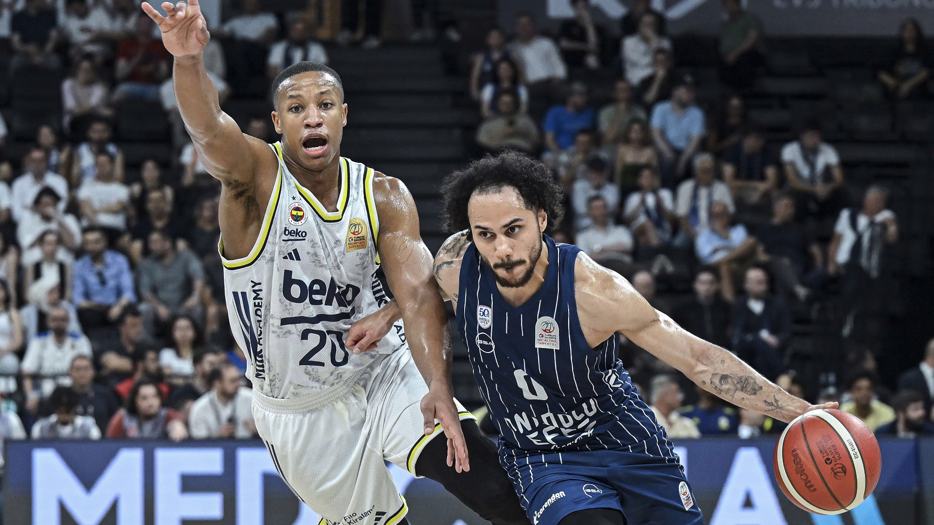 A. Efes seride ilk galibiyetini aldı
