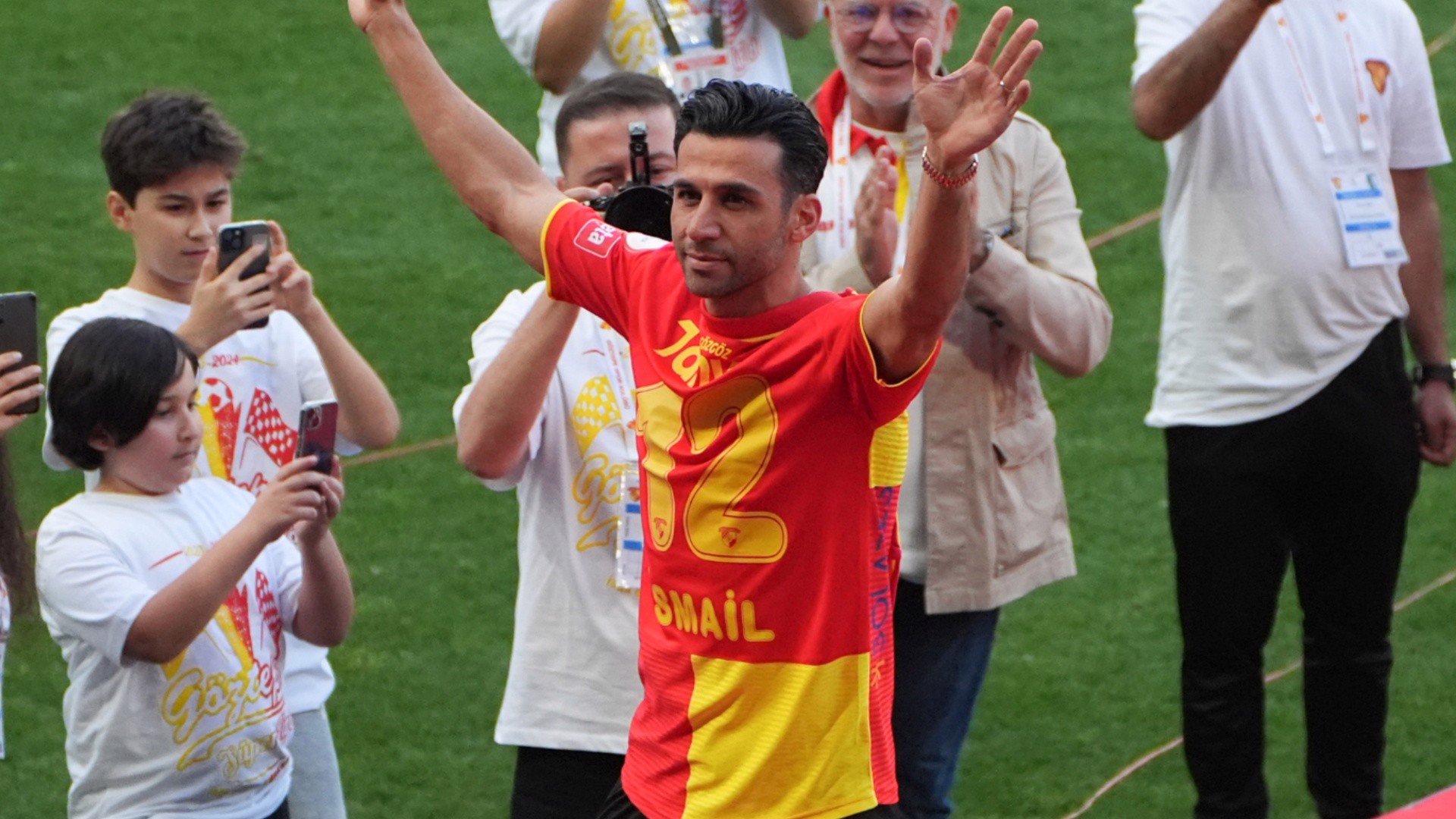 İsmail Köybaşı, futbolu bıraktı