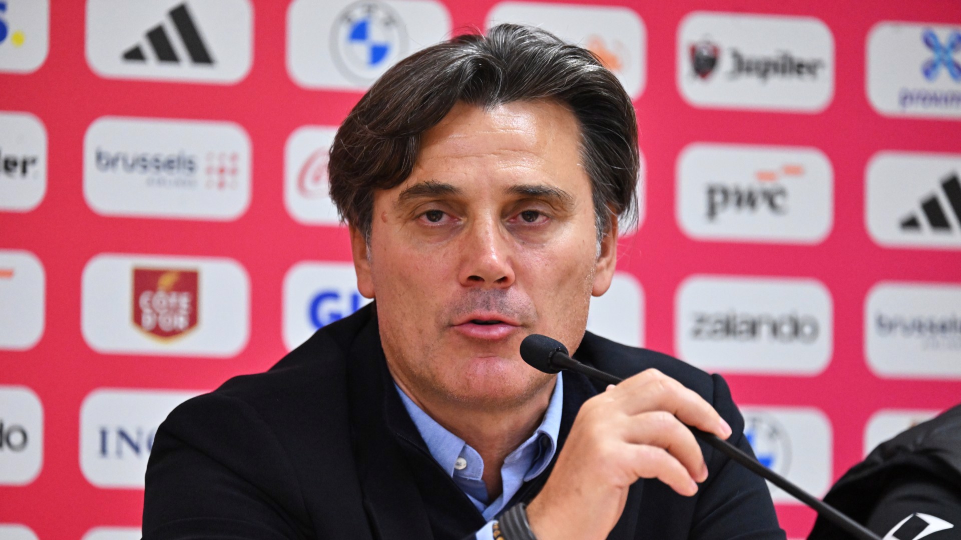 Montella: Eleştirileri bana yapın