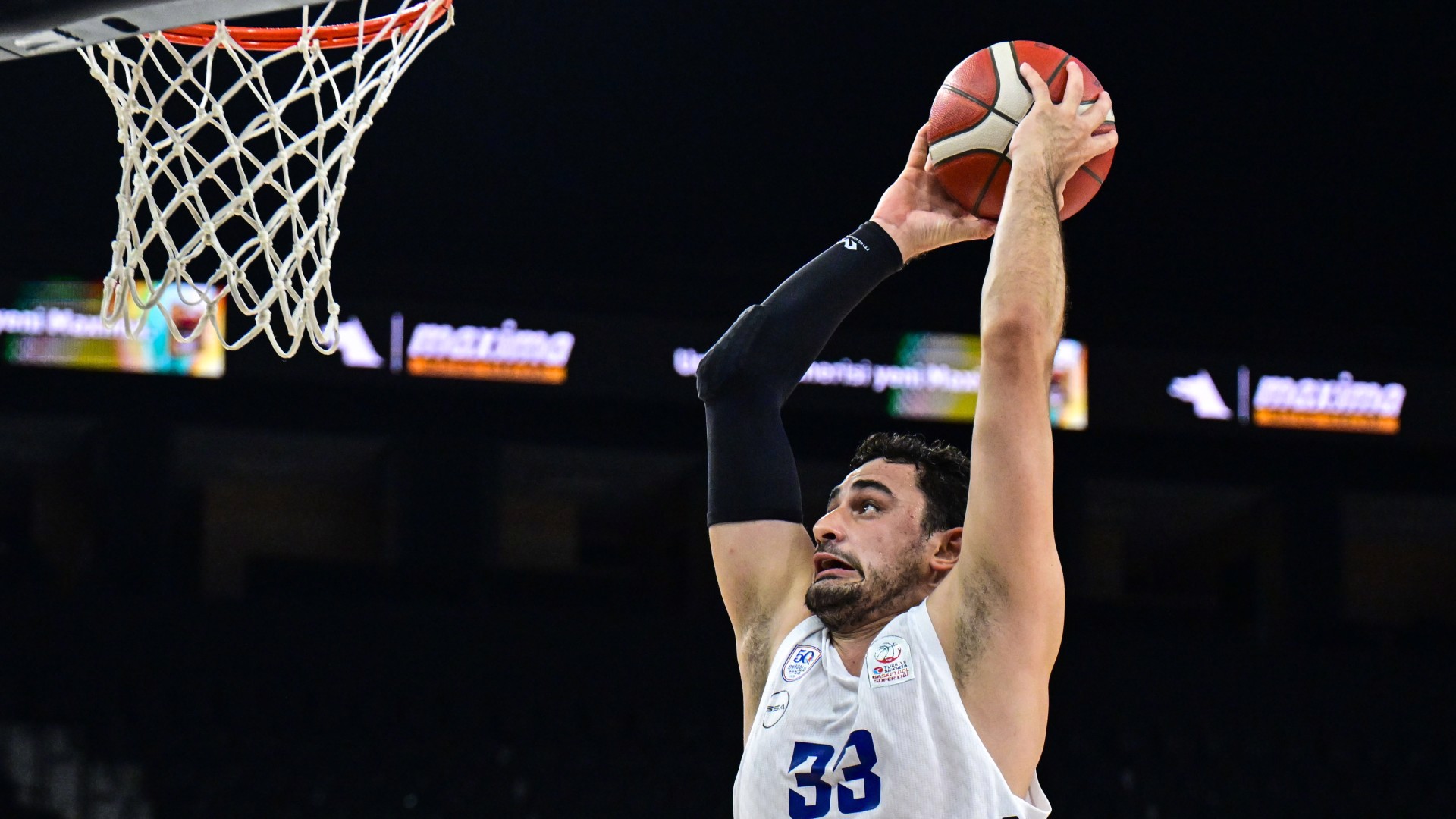 Anadolu Efes ligi galibiyetle açtı