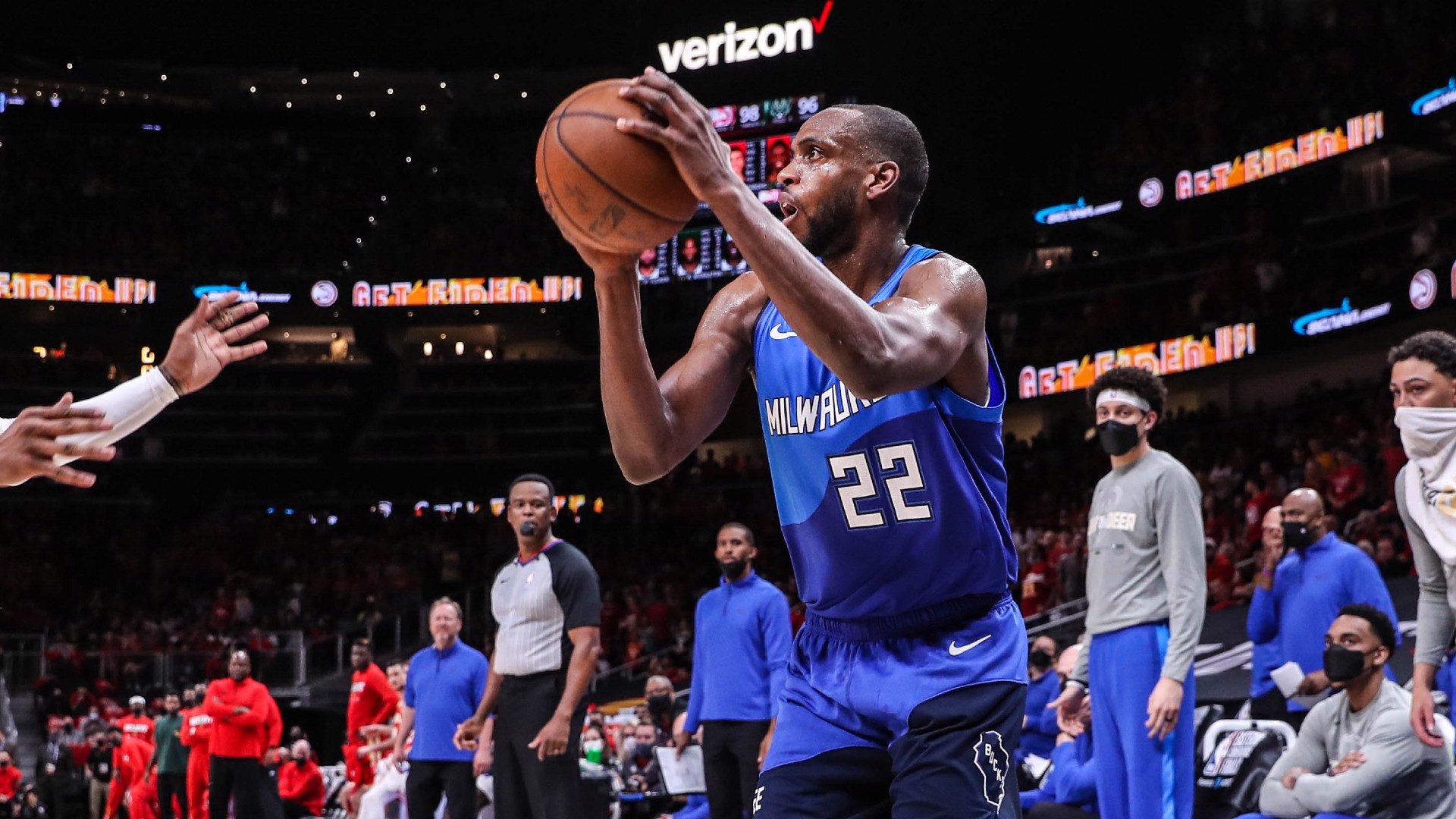 Bucks üstünlüğü aldı
