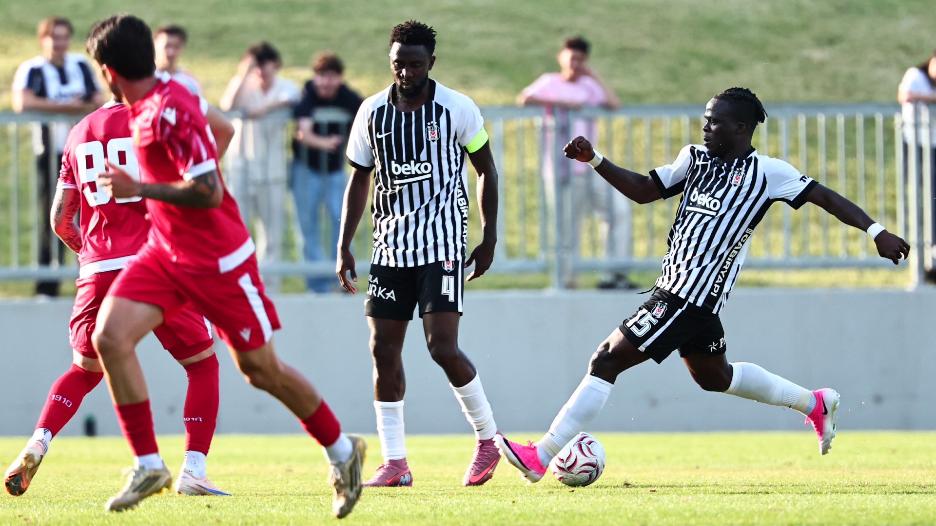 Beşiktaş, Widzew Lodz'a yenildi