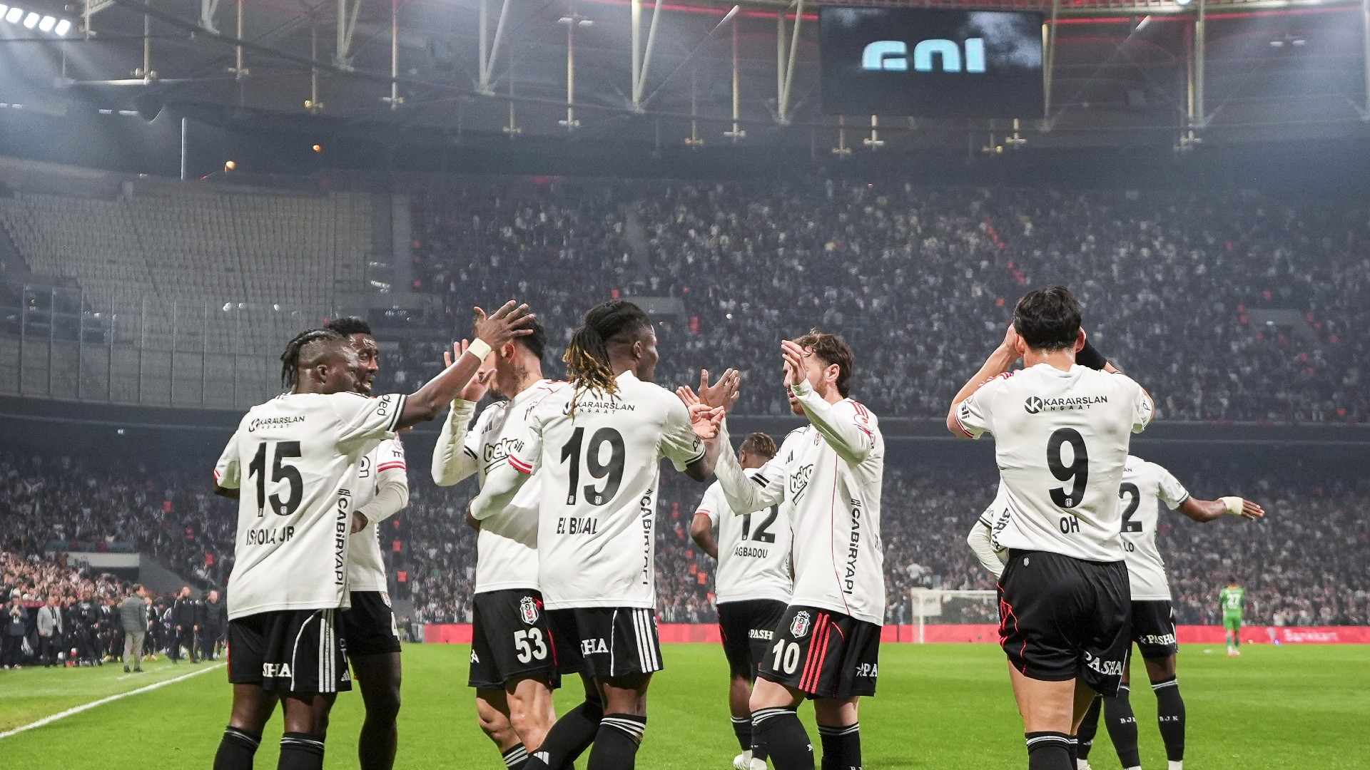 Beşiktaş sahasında turladı